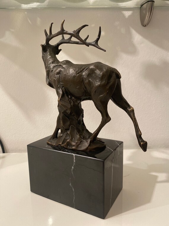 ブロンズ鹿の彫刻 小型 ブロンズ製の鹿の彫刻、ブロンズ像、動物の置物装飾、26 × 18 cm