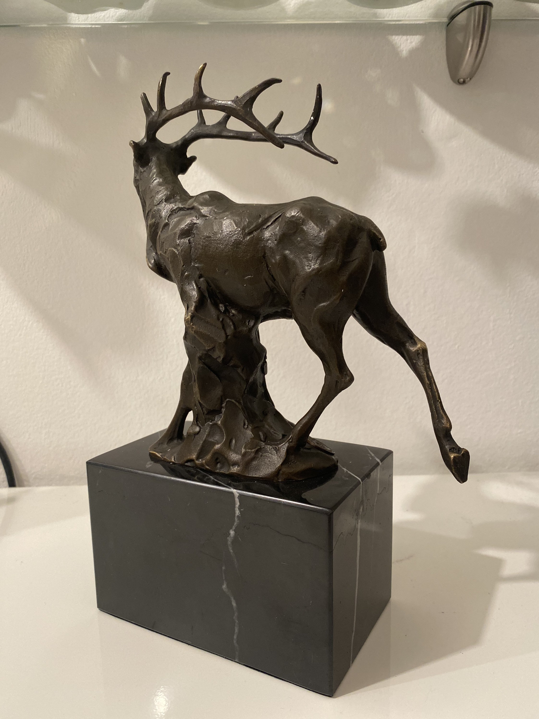 ブロンズ製の鹿の彫刻、ブロンズ像、動物の置物装飾、26 × 18 cm