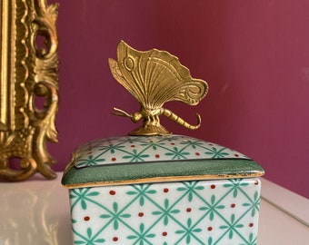 Caja de porcelana vintage con mariposa de bronce.