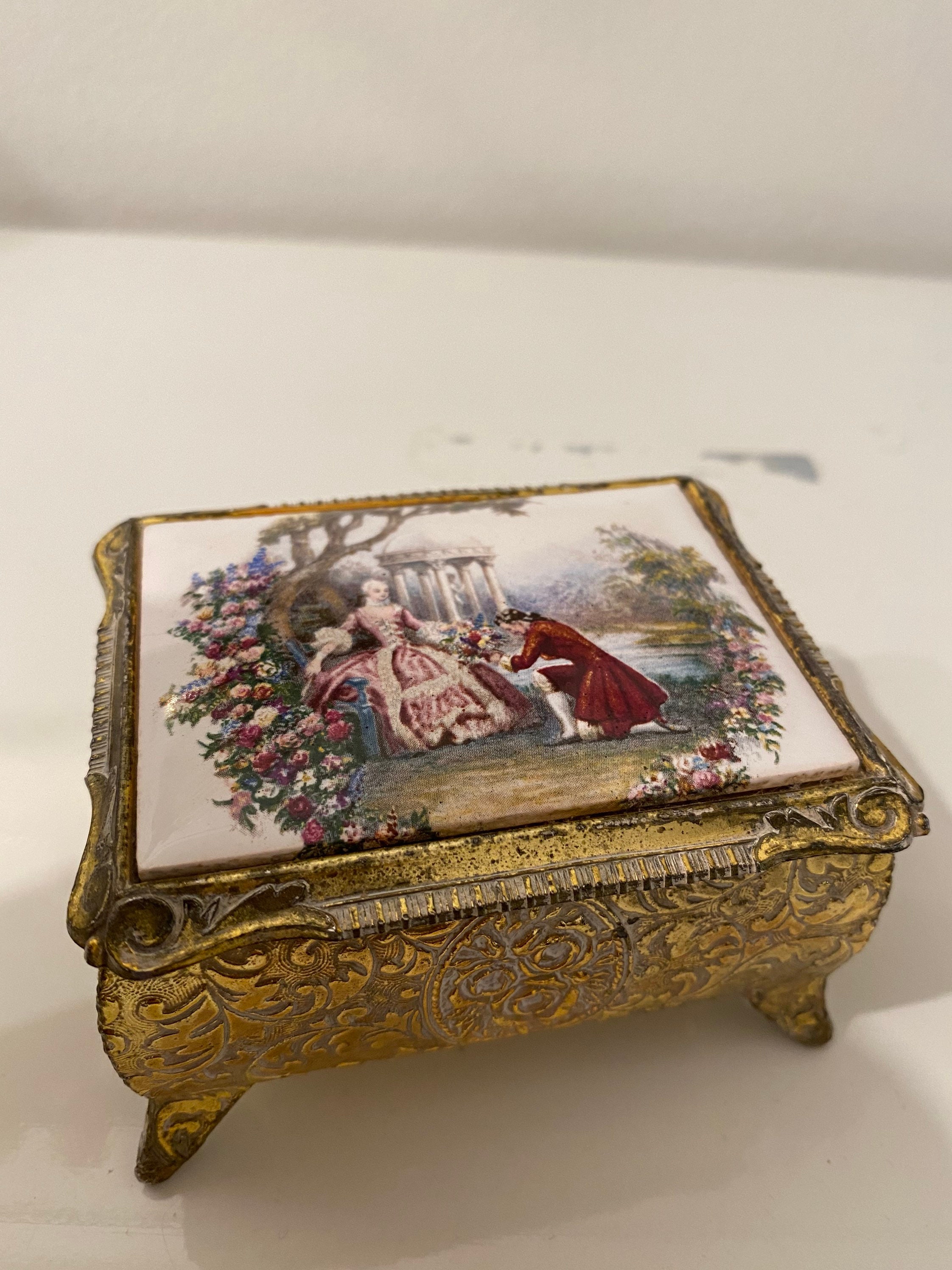 * vintage Jewelry box ୨୧ * 陶器製の小さな パニエ Old Small Jewelry Chest Japan Brass and Porcelain Picture