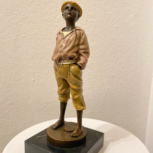 SCULPTURE EN BRONZE vintage d'un garçon siffleur sur socle en marbre
