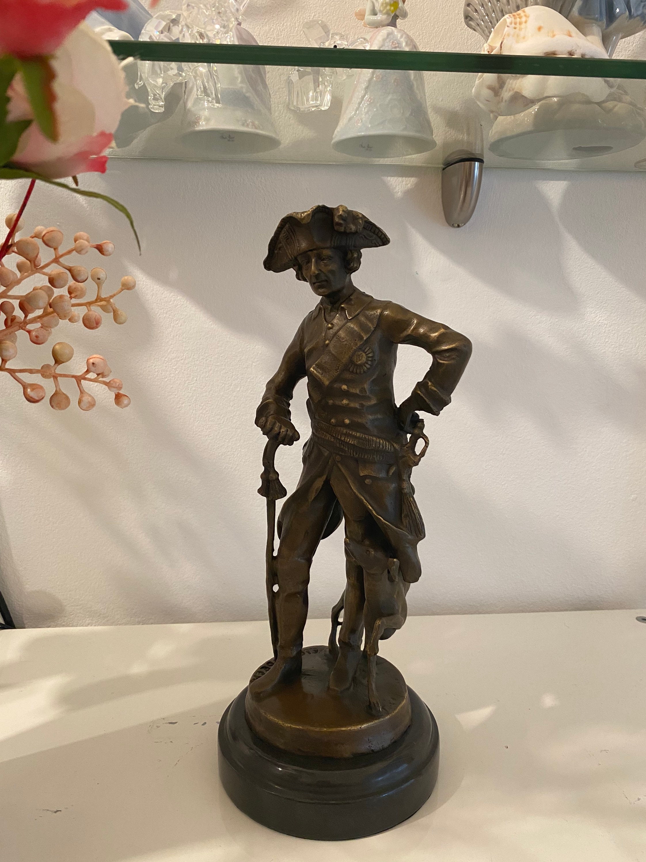 狩猟犬を連れたフリードリヒ2世「オールド・フリッツ」のブロンズ像