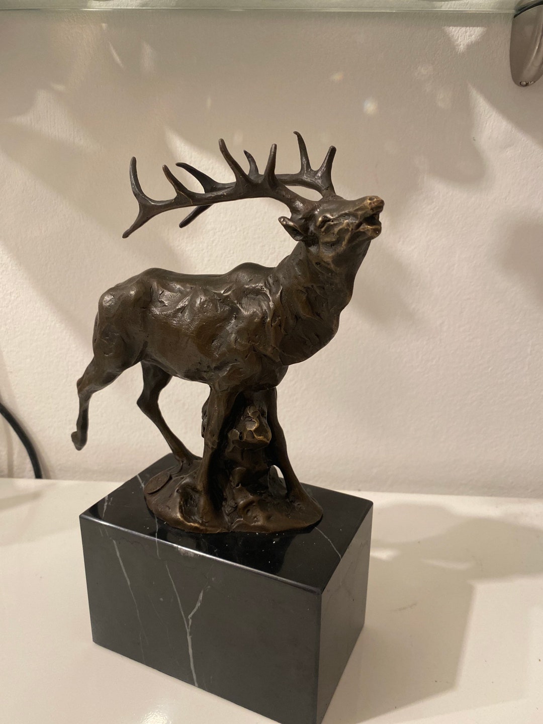 ブロンズ製の鹿の彫刻、ブロンズ像、動物の置物装飾、26 × 18 cm