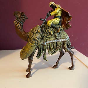 Sculpture en bronze d&#39;un chasseur arabe sur un chameau Bronze viennois