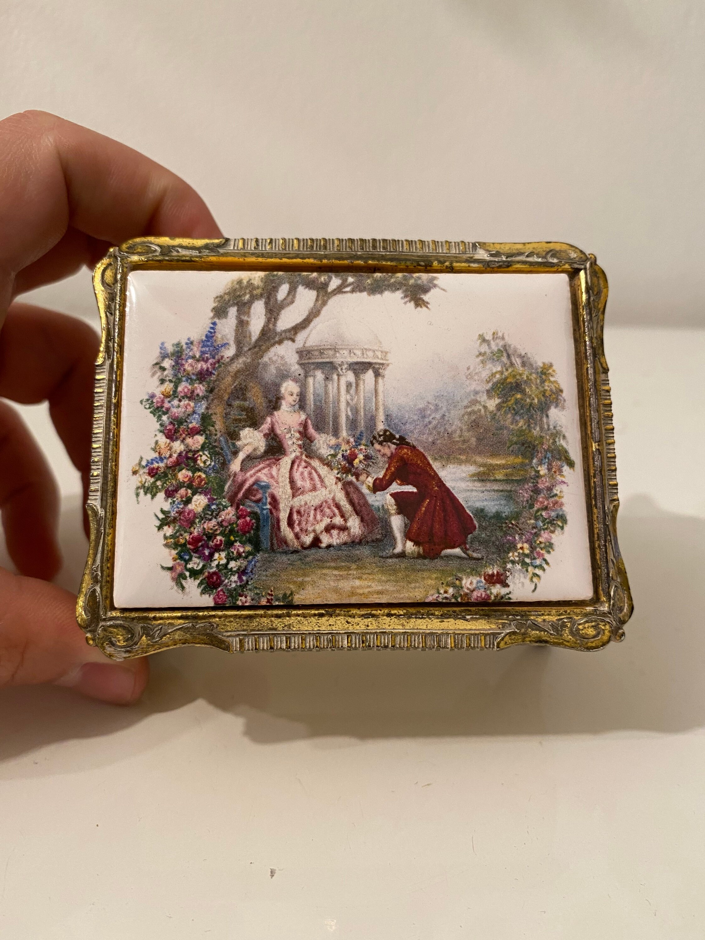 * vintage Jewelry box ୨୧ * 陶器製の小さな パニエ Old Small Jewelry Chest Japan Brass and Porcelain Picture