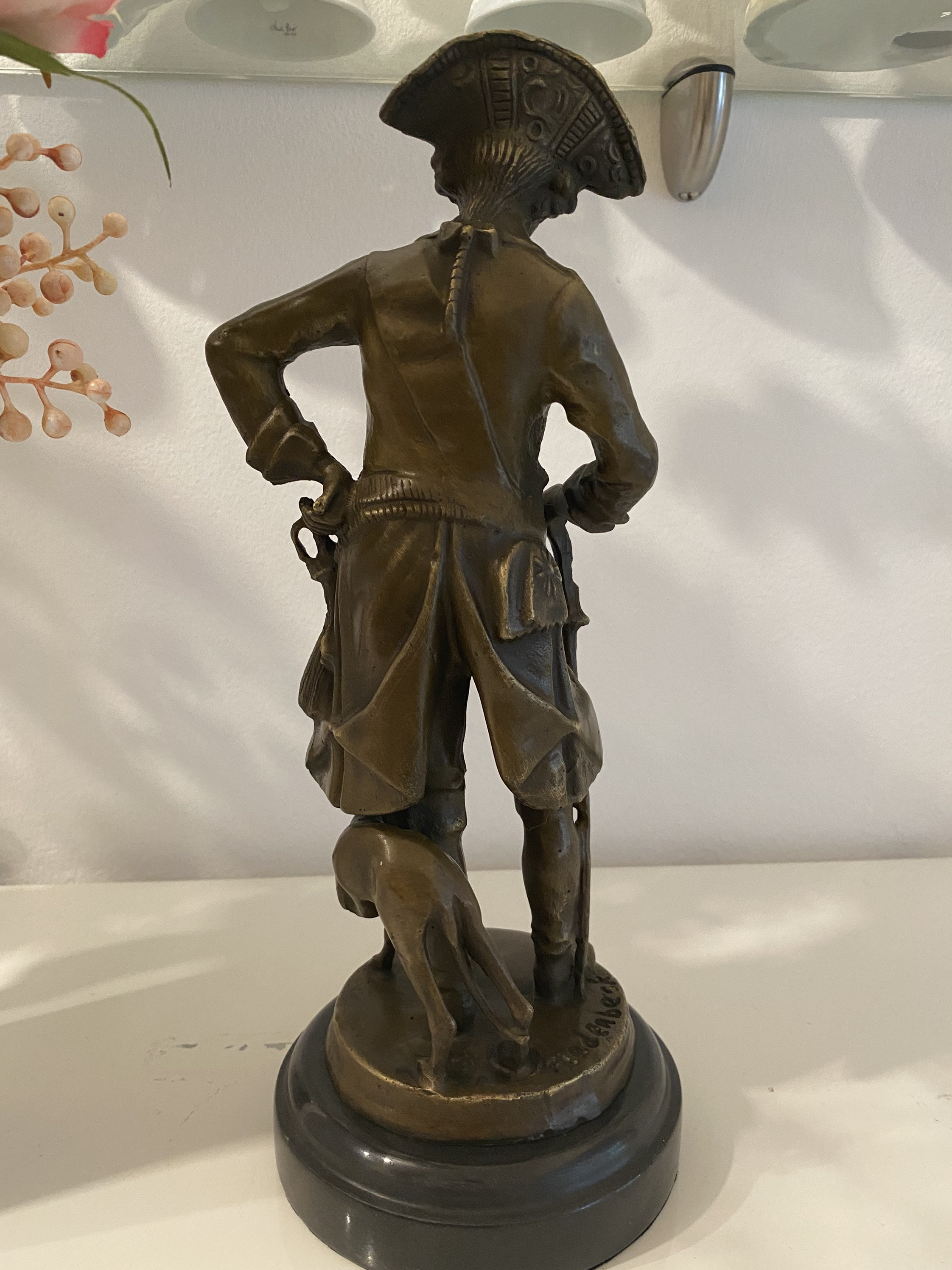 狩猟犬を連れたフリードリヒ2世「オールド・フリッツ」のブロンズ像