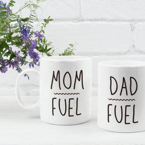 TAZA DE COMBUSTIBLE PARA PAPÁ / Tazas divertidas para mamá papá / Juego de tazas de café para papás / Tazas de café para padres / Regalo de novedad divertida / Taza de café de mamá de papá de mamá