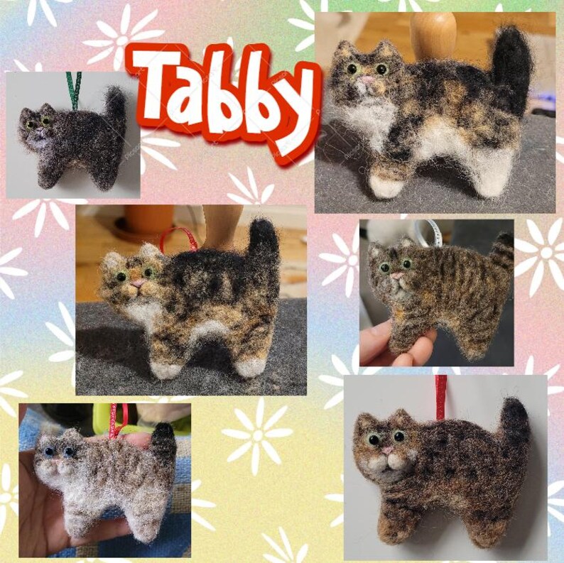 K&ouml;nnte beinhalten: F&uuml;nf gefilzte Wollkatzen-Anh&auml;nger in verschiedenen Posen. Die Katzen sind braun, schwarz und wei&szlig; mit Tabby-Mustern. Das Wort "Tabby" ist in roten Buchstaben oben im Bild geschrieben.