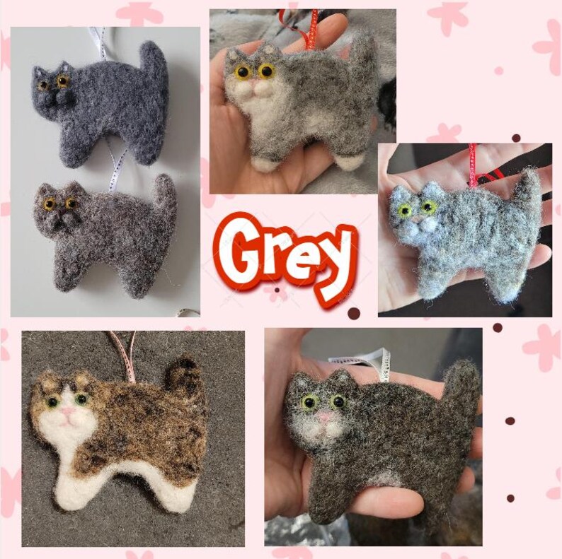 K&ouml;nnte beinhalten: Eine Sammlung von f&uuml;nf Filzkatzen-Anh&auml;ngern. Die Katzen sind alle in verschiedenen Farben und Mustern, darunter grau, braun und schwarz. Die Anh&auml;nger h&auml;ngen alle an einer Schnur.