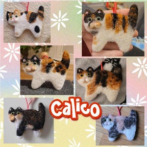K&ouml;nnte beinhalten: F&uuml;nf Filz-Calico-Katzen-Anh&auml;nger mit roten Schnur-Aufh&auml;ngern. Die Katzen sind alle in verschiedenen Posen und haben wei&szlig;es, orangefarbenes und schwarzes Fell.