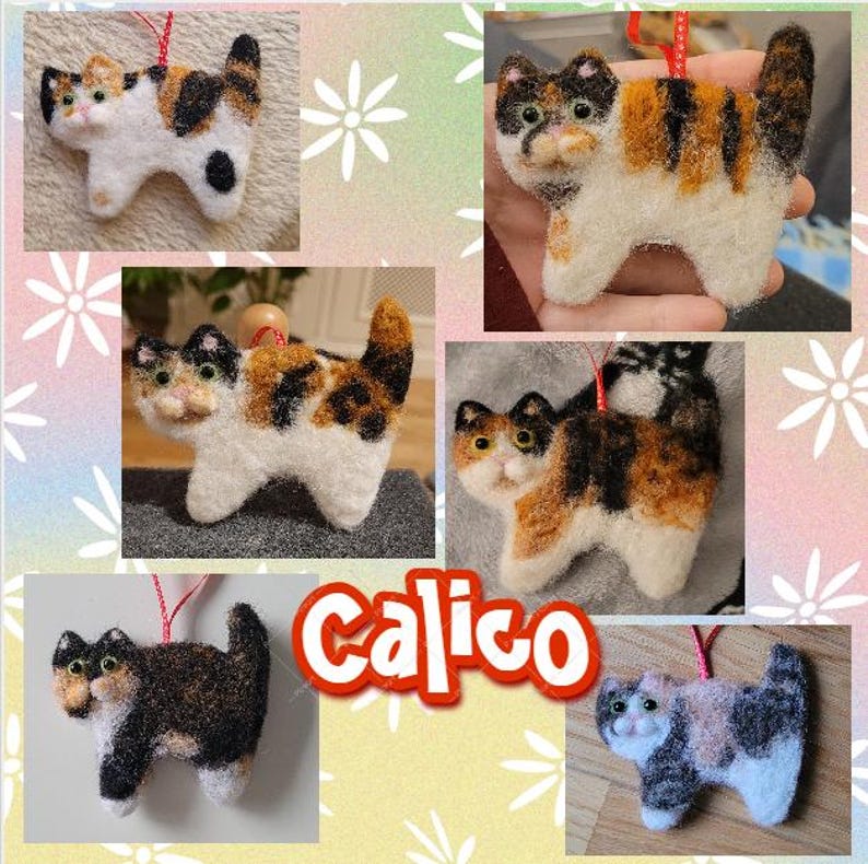K&ouml;nnte beinhalten: F&uuml;nf Filz-Calico-Katzen-Anh&auml;nger mit roten Schnur-Aufh&auml;ngern. Die Katzen sind alle in verschiedenen Posen und haben wei&szlig;es, orangefarbenes und schwarzes Fell.
