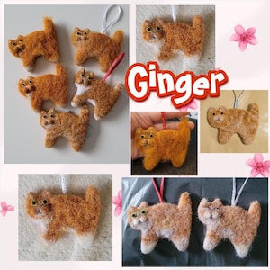 K&ouml;nnte beinhalten: Eine Sammlung handgefertigter Filzkatzen-Anh&auml;nger, jeder mit einem einzigartigen orange-wei&szlig;en Fellmuster. Die Anh&auml;nger sind mit "Ginger" beschriftet und perfekt, um jedem Weihnachtsbaum oder jeder Wohnungsdekoration einen Hauch von Verspieltheit zu verleihen.