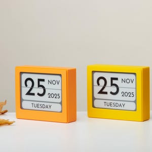 Nüday - The Self-Updating Desk Calendar | Multilingual | Custom Colours | Designed by VEEB