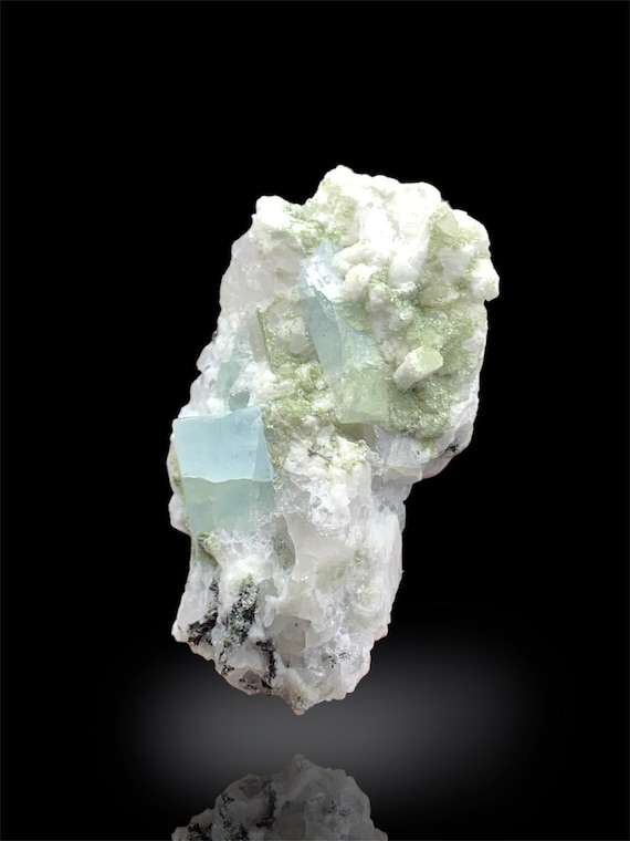 トルマリンとクォーツを含む天然ブルーアクアマリンクリスタル、アクア