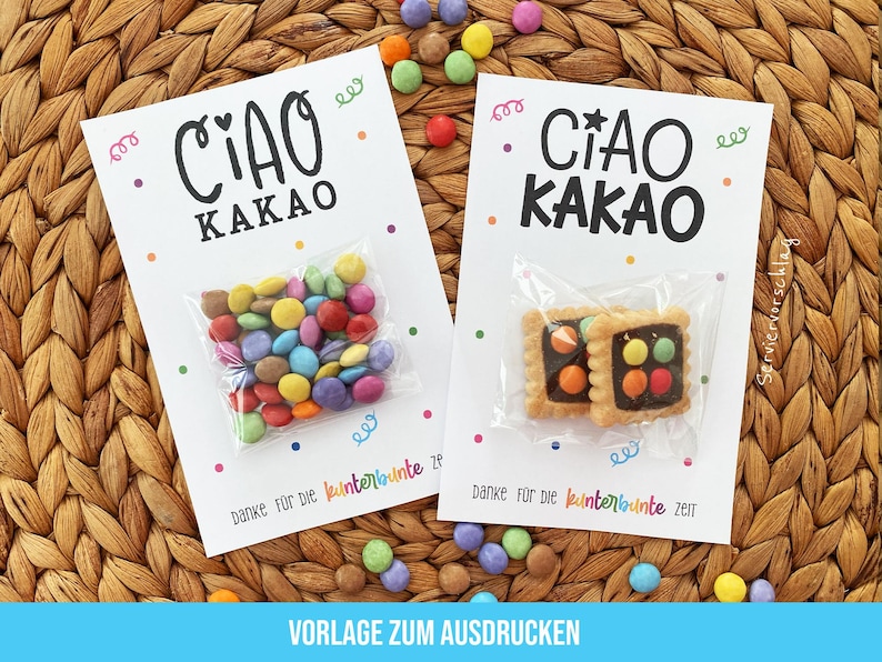 May include: Two white cards with the text "CIAO KAKAO" and colorful candies and cookies in clear plastic bags. The cards are decorated with colorful dots and swirls. The text "Danke f&uuml;r die kunterbunte Zeit" is at the bottom.