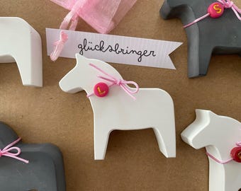 pferd glücksbringer 2026, geschenk pferd glück raysin personalisiert mit Initiale, pferd reiter geburtstag geschenk mädchen