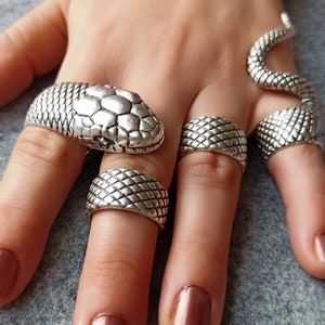 Strong wrap medusa ring top