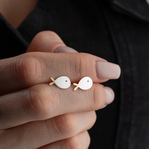 Zierliche Sterling Silber Fisch Ohrstecker • hypoallergen • Minimalist Sea Life Schmuck • Perfektes Geschenk für Ozean-Liebhaber • Muttertagsgeschenk