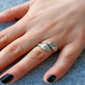Double Snake Head Ring: Adjustable Silver-Plated Gothic Serpent Jewelry