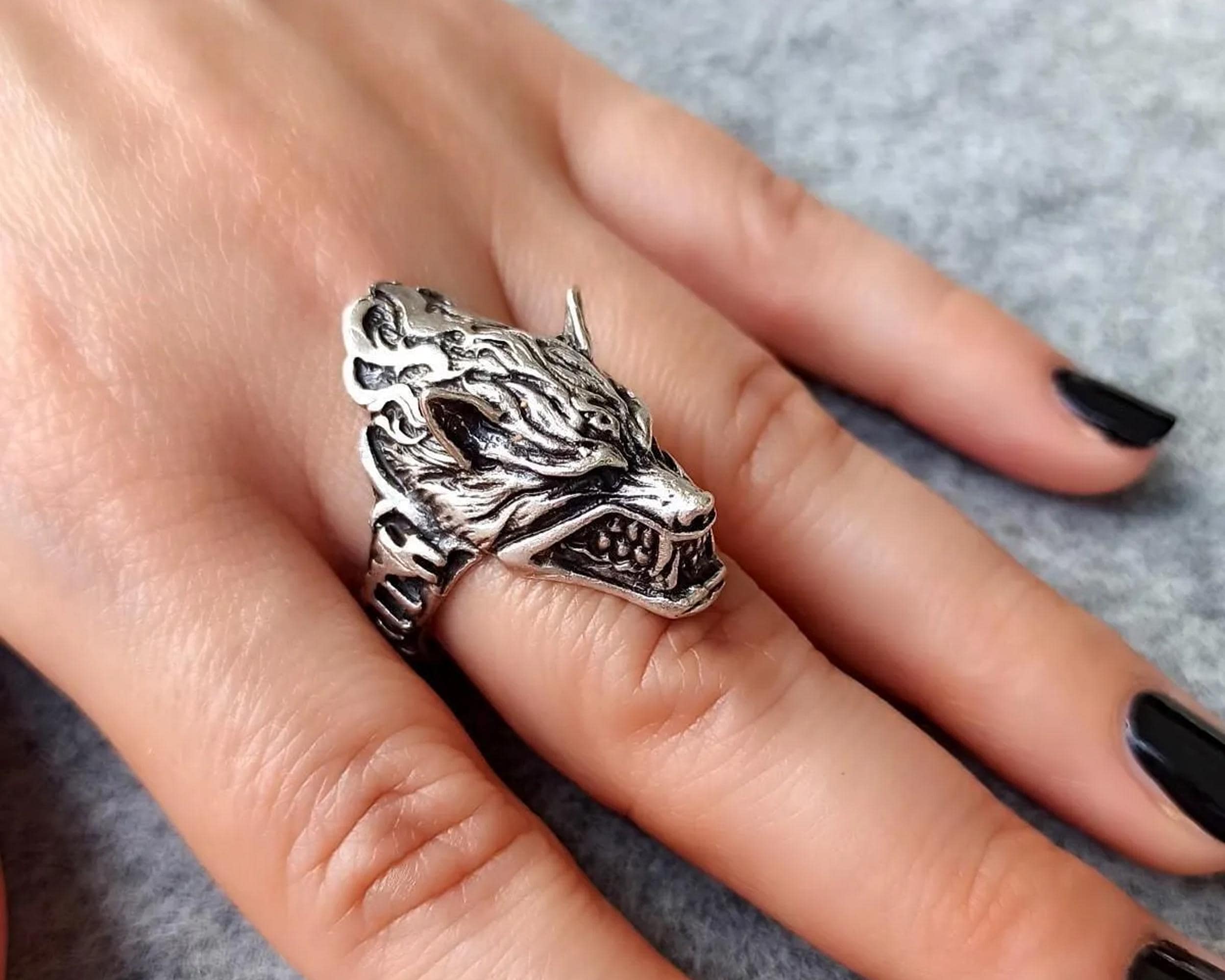 Men's Stainless Steel Roaring Wolf Head Ring – Vintage Silver Werewolf Gothic Punk Ring