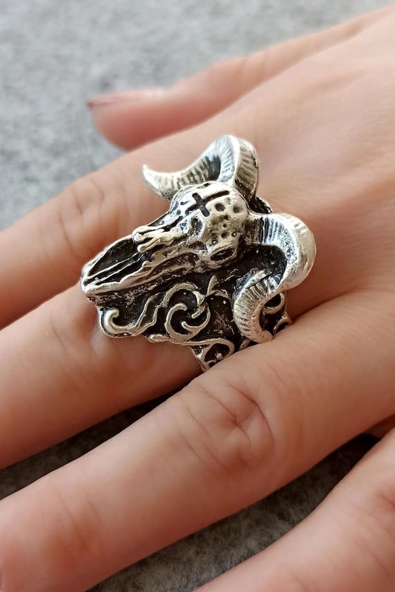Rammer.silver.リング.ring.希少.プレゼント.スカル Gothic Ram Skull Ring: Adjustable Silver Horned Statement Jewelry