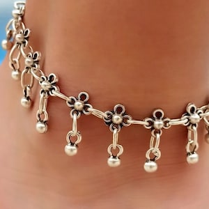 Daisy Dangle Anklet: Silver Flower Belly Dance Accessory