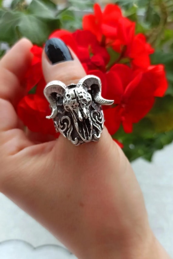 Rammer.silver.リング.ring.希少.プレゼント.スカル Gothic Ram Skull Ring: Adjustable Silver Horned Statement Jewelry