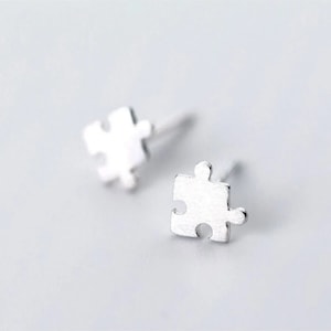 Stilvolle und clevere kleine Puzzle Silber Ohrringe • Puzzle Piece Perfektion Ohrringe • Gelöst und schicke Puzzle Ohrringe • Puzzle Power Ohrringe