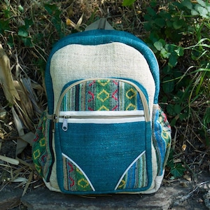 Mittelgroßer, türkisfarbener Hanfrucksack, ethnische Himalaya-Webart, handgefertigt in Nepal, Unisex-Boho-Stil, originelles, umweltfreundliches Geschenk