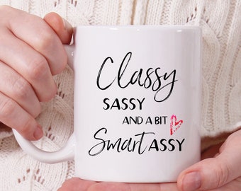 Caneca de café elegante e atrevida, um pouco inteligente, presente empoderador para mulheres, caneca de amizade sarcástica, presente de aniversário espirituoso para melhor amiga, Natal