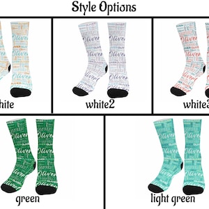 K&ouml;nnte beinhalten: F&uuml;nf Paar Socken mit dem Namen Oliver in verschiedenen Schriftarten und Farben. Die Stile umfassen Wei&szlig; mit blauem und orangefarbenem Text, Wei&szlig; mit grauem Text, Wei&szlig; mit rotem und blauem Text, Gr&uuml;n mit wei&szlig;em Text und Hellgr&uuml;n mit wei&szlig;em Text.