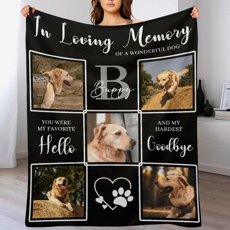 K&ouml;nnte beinhalten: Schwarze und wei&szlig;e Gedenkdecke mit einem Pfotenherz und dem Text "In Loving Memory of a Wonderful Dog" und "B Buppy". Die Decke hat sechs Fotopl&auml;tze mit Bildern von Hunden. Der Text "You were my favorite Hello" und "And my hardest Goodbye" befindet sich ebenfalls auf der Decke.