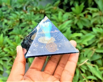 Pirámide de orgonita angelical: piedra preciosa de opalita, cristal de turmalina negra