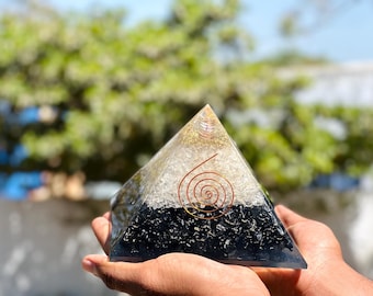 Pirámide de orgonita: cuarzo transparente y obsidiana negra, escudo EMF (152 mm)