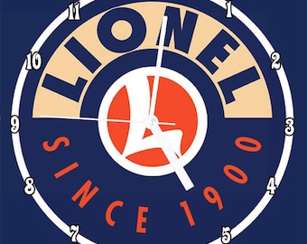 Puede incluir: Una esfera de reloj azul y blanca con la palabra "Lionel" en un círculo blanco y las palabras "Since 1900" en un arco blanco. La esfera del reloj tiene un logotipo rojo y blanco en el centro.