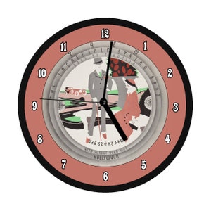 Könnte beinhalten: Eine Uhr im Vintage-Stil mit rotem Zifferblatt und schwarzen Zeigern. Das Zifferblatt der Uhr zeigt eine Schwarzweißillustration eines Paares, das vor einem Auto steht. Der Text "The Incredible String Band" ist um den Rand des Zifferblatts gedruckt.