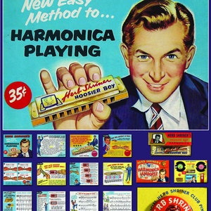 Può includere: Pubblicità vintage per il metodo di suonare l'armonica di Herb Shriner. L'immagine presenta un uomo sorridente che tiene un'armonica, con il testo "New Easy Method to... HARMONICA PLAYING." Ulteriori immagini mostrano lezioni di armonica e un distintivo del club.