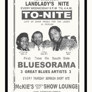 Può includere: Un manifesto vintage in bianco e nero che pubblicizza uno spettacolo di musica blues al McKie's Jockey Disc Show Lounge. Il manifesto presenta il testo "Landlady's Nite", "To-Nite", "Bluesorama", "3 Great Blues Artists 3" e "Every Thursday Bermuda Short Nite". Il manifesto presenta anche i nomi di tre musicisti: Little Jr. Wells, Little Walter e Billy Boy.