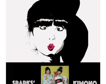 Op de afbeelding: Een zwart-wit albumhoes met een vrouw in een zwart-wit kimono. De albumtitel is "Kimono My House" van Sparks. De albumhoes is voor de plaat ILPS 9272.