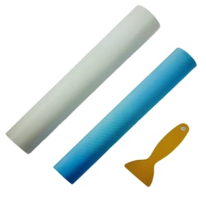 Pode incluir: Dois rolos de vinil adesivo, um branco e um azul com efeito degradê, e uma espátula de plástico amarela.