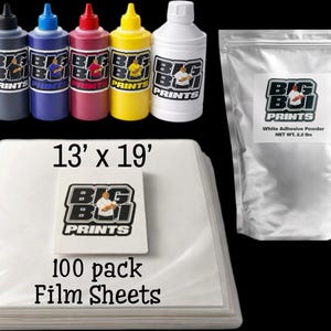 Op de afbeelding: Een assortiment zeefdrukmaterialen, waaronder inktflessen in zwart, blauw, rood en geel, en een witte fles. Tevens een zak witte lijmpoeder en 100 filmvellen, met een afmeting van 396 cm x 579 cm.