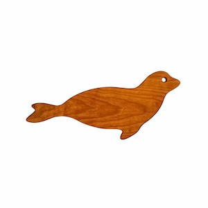 Harbor Seal - Tábua de corte / Bandeja de serviço / Decoração costeira / Arte de peixe - Madeira de cerejeira maciça - Acabamento com cera de abelha e óleo mineral seguros para alimentos