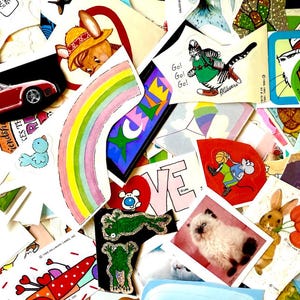Peut inclure: Une collection d'autocollants vintage color&eacute;s avec divers motifs. Comprend une voiture de sport rouge, un arc-en-ciel, un chat avec un sac &agrave; dos, un lapin avec un chapeau et un chaton. Le mot "LOVE" est &eacute;galement visible.