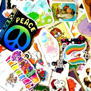Peut inclure: Une collection d'autocollants vintage avec divers motifs. Comprend un signe de paix, des animaux de dessins anim&eacute;s, Snoopy et d'autres graphiques color&eacute;s. Les autocollants sont de formes et de tailles vari&eacute;es, avec une esth&eacute;tique r&eacute;tro.