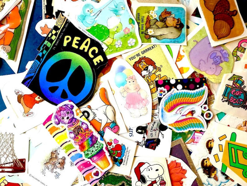 Peut inclure: Une collection d'autocollants vintage avec divers motifs. Comprend un signe de paix, des animaux de dessins anim&eacute;s, Snoopy et d'autres graphiques color&eacute;s. Les autocollants sont de formes et de tailles vari&eacute;es, avec une esth&eacute;tique r&eacute;tro.