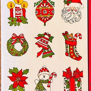 Puede incluir: Hoja de pegatinas navide&ntilde;as con ilustraciones festivas. Los dise&ntilde;os incluyen velas, adornos, Pap&aacute; Noel, coronas, campanas, calcetines, flores de Pascua, un mu&ntilde;eco de nieve con un bast&oacute;n de caramelo y un regalo envuelto.