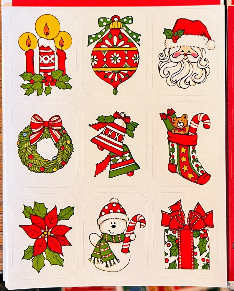 Puede incluir: Hoja de pegatinas navide&ntilde;as con ilustraciones festivas. Los dise&ntilde;os incluyen velas, adornos, Pap&aacute; Noel, coronas, campanas, calcetines, flores de Pascua, un mu&ntilde;eco de nieve con un bast&oacute;n de caramelo y un regalo envuelto.