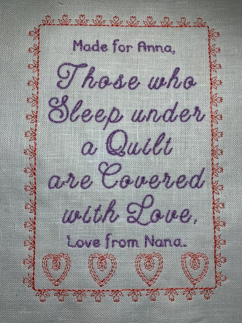 Diejenigen, die unter einer Decke schlafen, sind mit Liebe bedeckt, Quilt-Etikett, für Quilt, Personalisiert, handgefertigt, Patchwork, maschinengestickt Bild 3
