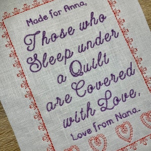 Diejenigen, die unter einer Decke schlafen, sind mit Liebe bedeckt, Quilt-Etikett, für Quilt, Personalisiert, handgefertigt, Patchwork, maschinengestickt Bild 2
