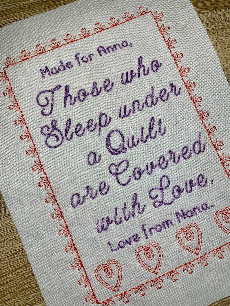 Diejenigen, die unter einer Decke schlafen, sind mit Liebe bedeckt, Quilt-Etikett, für Quilt, Personalisiert, handgefertigt, Patchwork, maschinengestickt Bild 2